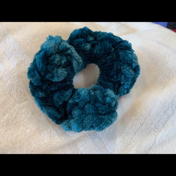 TEAL VELVET SCRUNCHIE - Picture 2 of 3
